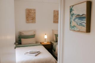 The Waratah House - Modern Coastal Retreat near Cafes & Beach - 6