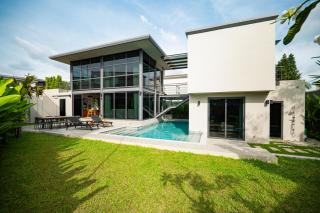 Stylish Mansion for Leisure with Garden & Pool - 9
