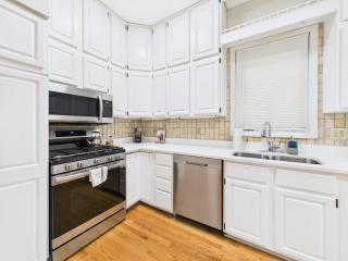 Spacious 4BR Covered Parking Just Steps to Wrigley - 3
