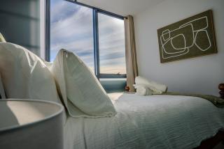 2BR Central Market Stay, Pool & Gym - 7