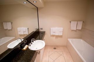 Launceston Waterfront Apartments - 6