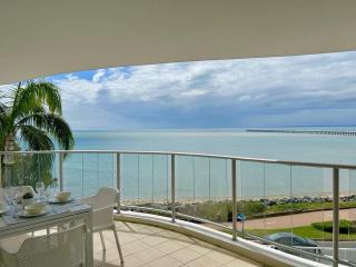 Amazing Water View Apartment Pool Gym Parking - 7