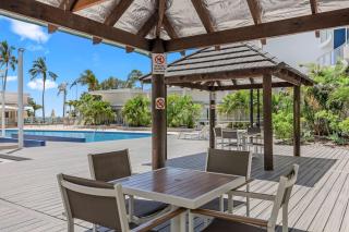 Amazing Water View Apartment Pool Gym Parking - 4