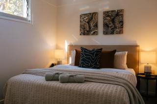 The Waratah House - Modern Coastal Retreat near Cafes & Beach - 8