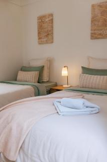 The Waratah House - Modern Coastal Retreat near Cafes & Beach - 9