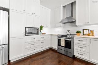 Large Luxury 2 Bedroom Unit - 3