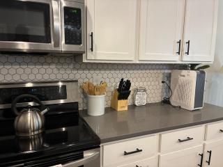 Modern Near Downtown Hospitals Greenville Stay - 8
