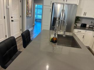 Modern Near Downtown Hospitals Greenville Stay - 7