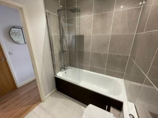 Modern 1BR Above Train to Kings Cross - 1