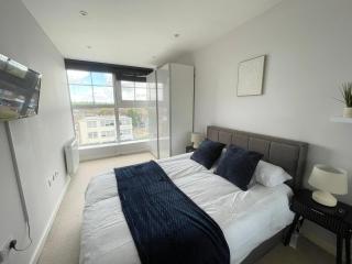 Modern 1BR Above Train to Kings Cross - 5
