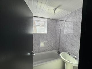 Spacious 6-Bed Stay in City Centre Warrington by Eason Stays, Perfect for Contractors, Business Travelers & Groups - with Free Parking! - 3