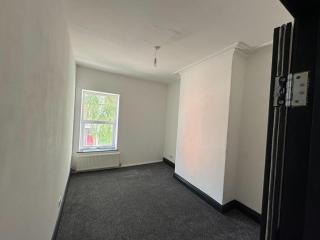 Spacious 6-Bed Stay in City Centre Warrington by Eason Stays, Perfect for Contractors, Business Travelers & Groups - with Free Parking! - 2