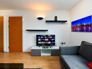 Pass the Keys Modern 1-Bed Apartment with Parking Century Wharf - 0