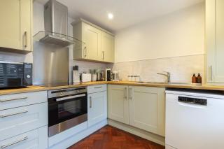 Charming Two Bedroom Apartment in Fairview - 2