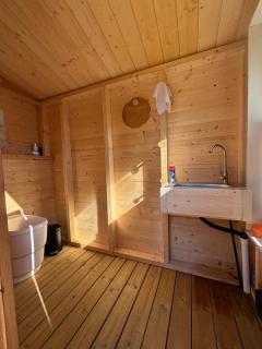 Lakeside Glamping - 8