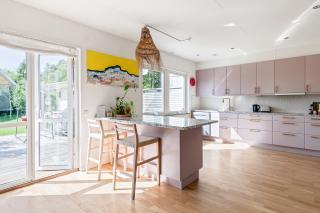 Spacious Family Home with Backyard - 7