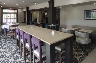 Comfort Inn & Suites - 9