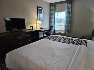 Comfort Inn & Suites - 8