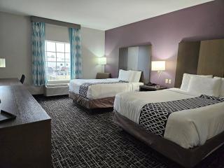 Comfort Inn & Suites - 7