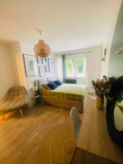 Maison calme avec grande chambre et salon, proche centre village & parc - 3