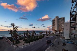 Sea View Apartment Prime Location On Gordon Beach - 6