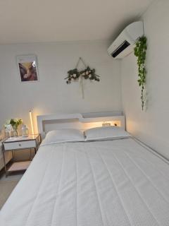 Sillim Danggok Station Full-Op Two Room - 8