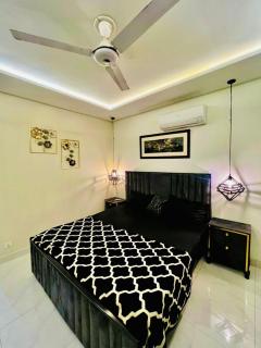 Charming 1BR Apartment in the Heart of Lahore - 3