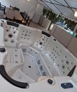 VILLA STRAVANATA - Large Pool, Car and Large Whirlpool Jacuzzi - 1