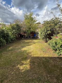 Spacious 3-Bedroom House with Garden and Parking - 7