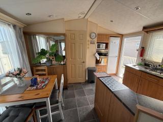 Meadow Lakes 82 - Golden Palm Resort - Meadow Lakes Caravan Hire - 2
