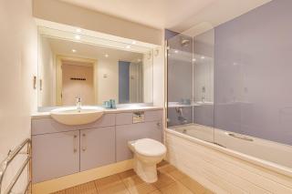 Bright 1-Bedroom Apartment in E14 - 7