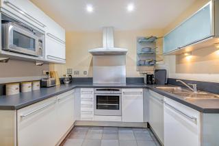 Bright 1-Bedroom Apartment in E14 - 2