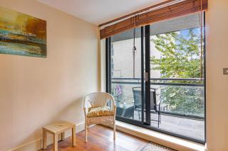 Bright 1-Bedroom Apartment in E14 - 3