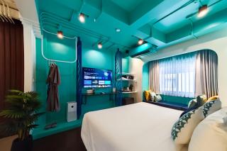 CRIMSON SERIES - Boutique Hotel & Wine Bar - 8