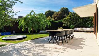 Elegant Luxury Villa with Large Garden, Near Beach & City - 9