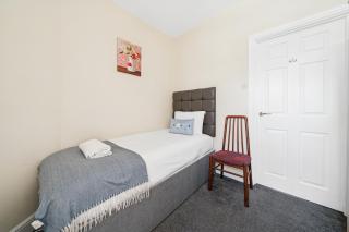 The Belle Spacious 6 Bedroom By AltoLuxo Short Lets & Serviced Accommodation With Free WiFi & Parking - 7