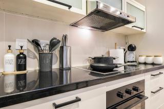 FIRST CLASS 2BR Luxe & Lively Living - 8