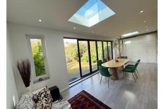 Spacious 3-Bedroom House with Garden and Parking - 0