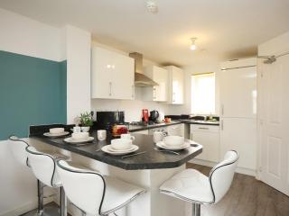 Homington House By N And N Stays, Perfect for Contractors and Workers, Monthly stay Disc available, Private off road Parking for 2 vehicles, Fast Wifi - 6