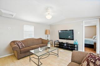 Desert Haven Cozy 2-Bedroom Mobile Home Near NMSU home - 2