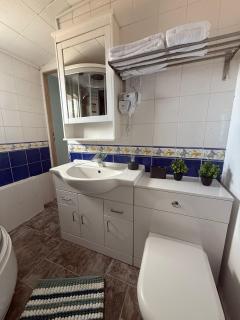 Studio- Sleeps 2- Free WiFi- Luxury Shower - 6