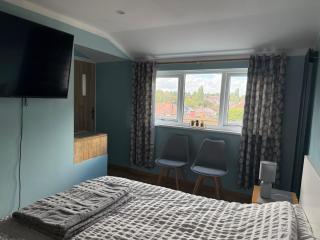 Studio- Sleeps 2- Free WiFi- Luxury Shower - 2