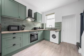 Sleek & Sunny 2BR -The Gallery House - Sleeps 5 - Family Friendly - Bolton - 4