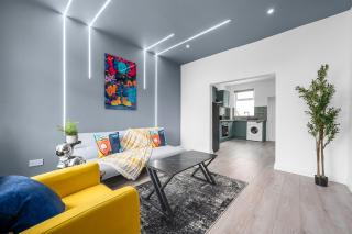 Sleek & Sunny 2BR -The Gallery House - Sleeps 5 - Family Friendly - 1
