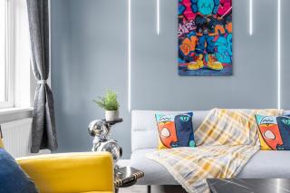 Sleek & Sunny 2BR -The Gallery House - Sleeps 5 - Family Friendly - Bolton - 2