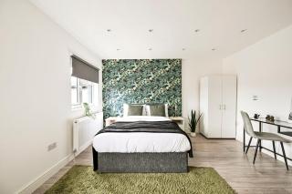 Stylish Ealing Apt -Near Tube - Ideal For Family&Group Stay - 0