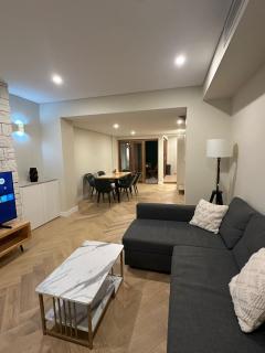 2 Bedroom Apartment Darlinghurst with Patio Access - 0