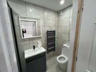 Modern en-suite rooms Luton air port - 4