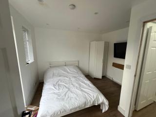Modern en-suite rooms Luton air port - 3