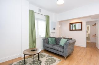 Modern 1B Apartment in Southend Near Seaside - 1